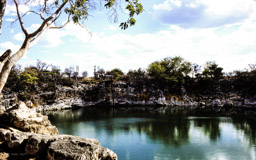 der Lake Guinas ist ein 132 Meter tiefer Karstsee